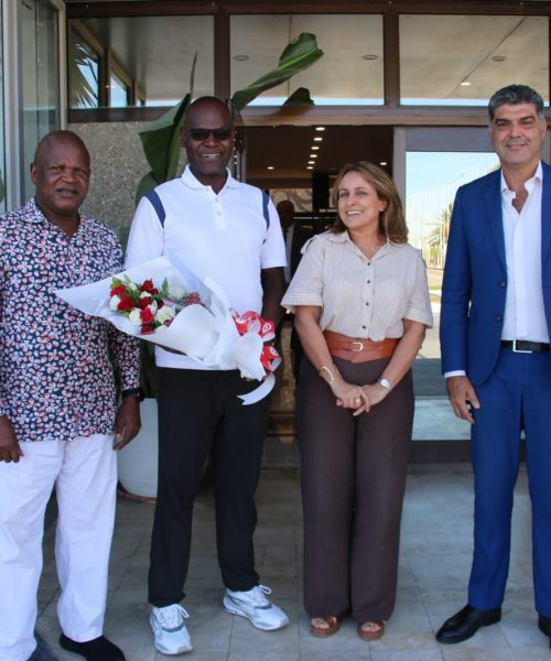 Madame Olfa Jameli, directrice générale de l'Agence nationale des fréquences de la Tunisie recevant, Jean OMO, Secrétaire général de l'UAT