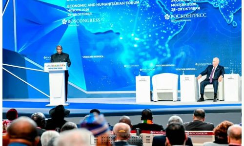 Le chef de l'Etat burundais, Evariste Ndayishimiye co-présidant la séancce plénière du Forum économique et humanitaire à Moscou