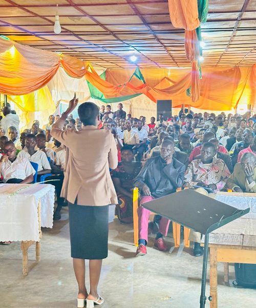 La Consultante MUNEZERO Ornella devant les participants à l'atelier sur l'adoption scolaire en zone Burunga
