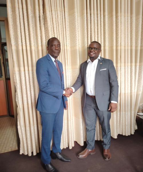 Le fondateur de CBETIC, Nathan Ntahondi (à gauche) et le Directeur du FSU, Elias Ahiboneye (à droite)