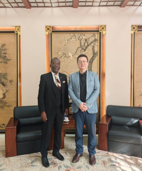 Nathan Ntahondi, Fondateur de CBETIC et le chargé d'Affaires a.i de l'Ambassade de Chine au Burundi, FANG Guoqing