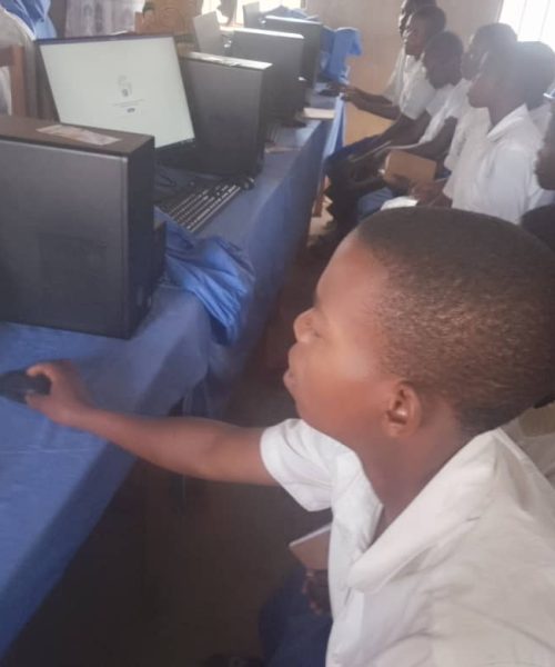 Les élèves du réseau scolaire de Kajabure devant les ordinateurs en pleine activité d'apprentissage