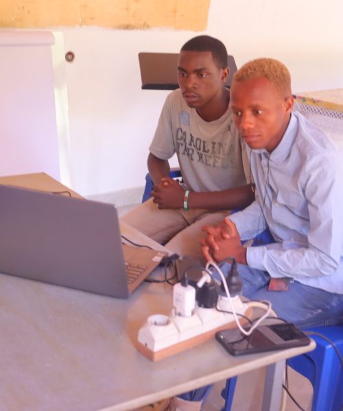 De droite à gauche, Désiré Ndacayisaba et Moise Irankunda