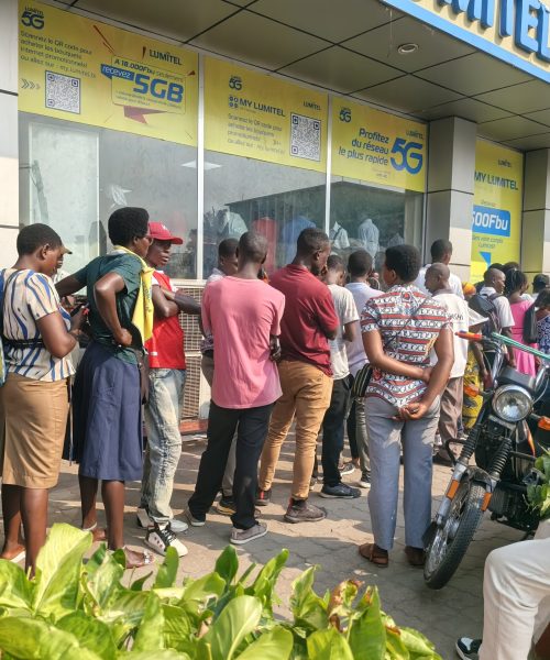 Des fils à l'agence de Lumitel au centre-ville de Bujumbura