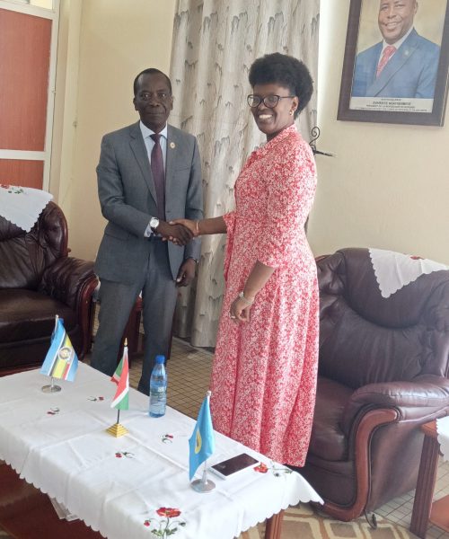 Honorable ambassadrice Evelyne Butoyi, ministre de la communication avec Nathan Ntahondi, fondateur de CBETIC après l'audience