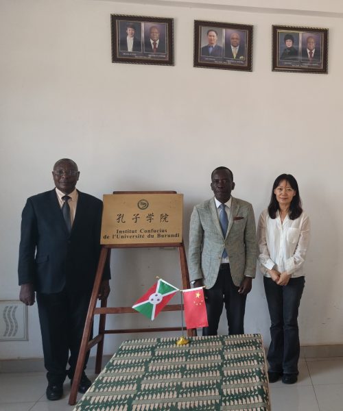 De droite à gauche, Mme Cong Yan, Mr. Nathan Ntahondi et Mr. Edourd Ndayihereje