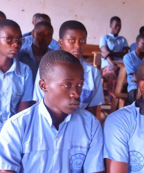 Les élèves de la filière Informatique de gestion de l'Ecole Technique d'Espoir de Buhinga suivant attentivement l'Epert Nathan