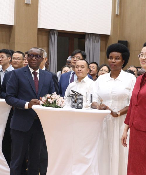 Les hautes autorités dont la Première dame, Angéline Ndayishimiye, ambassadrice, Zhu Kewei, et le ministre, Edouard Bizimana au premier plan suivant un filme projeté pour la circonstannce.