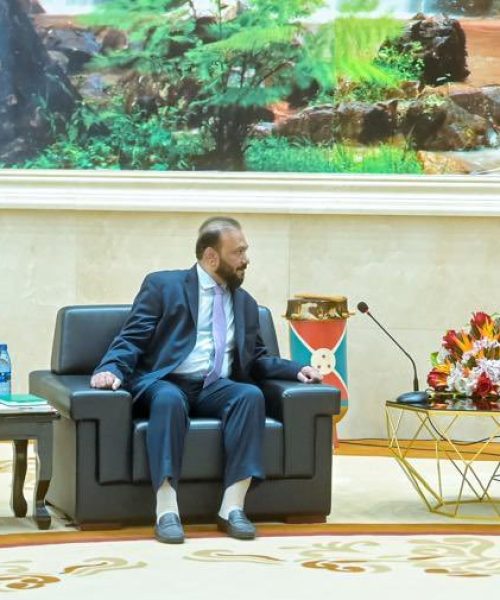 Le chef de l'Etat, Evariste Ndayishimiye échangeant avec la délégation du Groupe Lyca Mobile